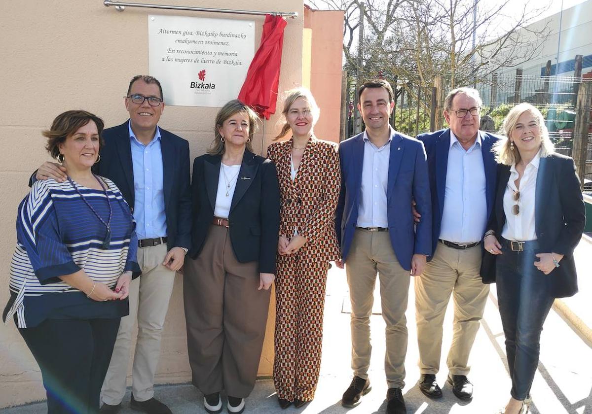 Diputación, Juntas Generales y alcaldes de la comarca junto a la placa que conmemora la labor de las mujeres de la minería.