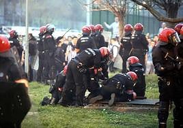 Lanzamiento de sillas y botellas entre aficionados de La Roma y la Real Sociedad antes del partido