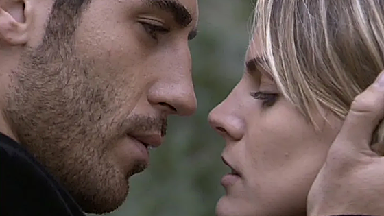 El primer beso de Cata y el Duque en 'Sin tetas no hay paraíso', a debate: «Es casi una agresión sexual»
