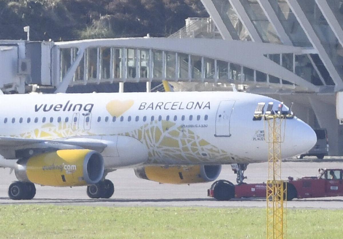 Un avión de Vueling, el mismo modelo que el del incidente, se prepara para despegar desde Loiu.