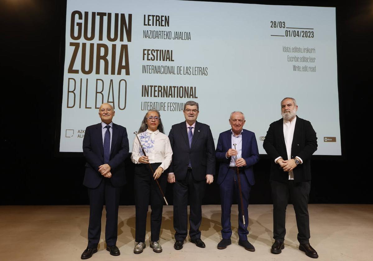 Los autores premiados muestran la makila de honor junto al director general de BBK, el alcalde y el director de Azkuna Zentroa.