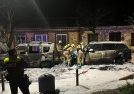 Arden dos coches en el barrio de Abetxuko en Vitoria