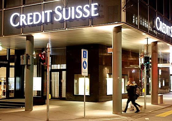 Vista del exterior de una oficida del Crédir Suisse en Basilea.