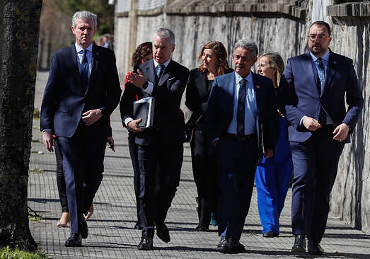 El lehendakari, el lunes en Vitoria con los presidentes de Galicia, Cantabria y Asturias.