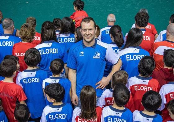 Aitor Elordi, rodeado de un grupo importante de seguidores con su camiseta.