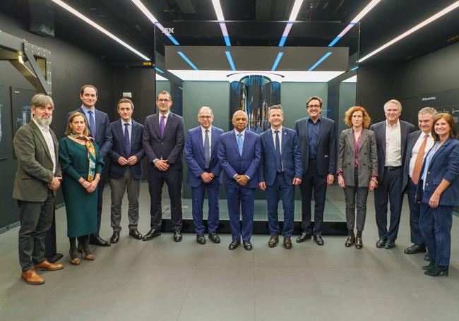 Foto de familia de los representantes del Gobiernos vasco y de IBM.