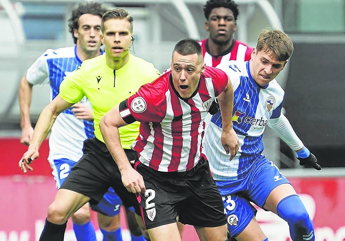 Izeta estuvo bien marcado por los defensas arlequinados.