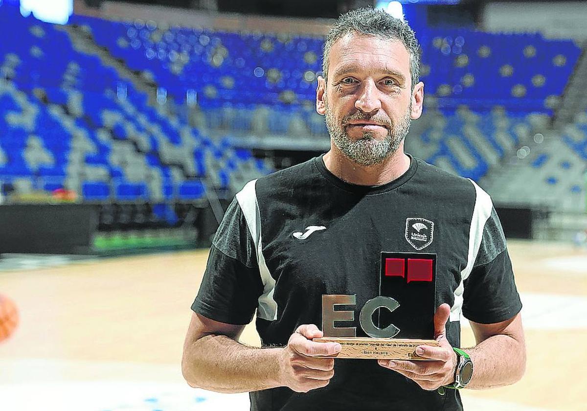 Ibon Navarro posa en el Martín Carpena con el trofeo de Alavés del Mes de febrero entregado por ELCORREO.