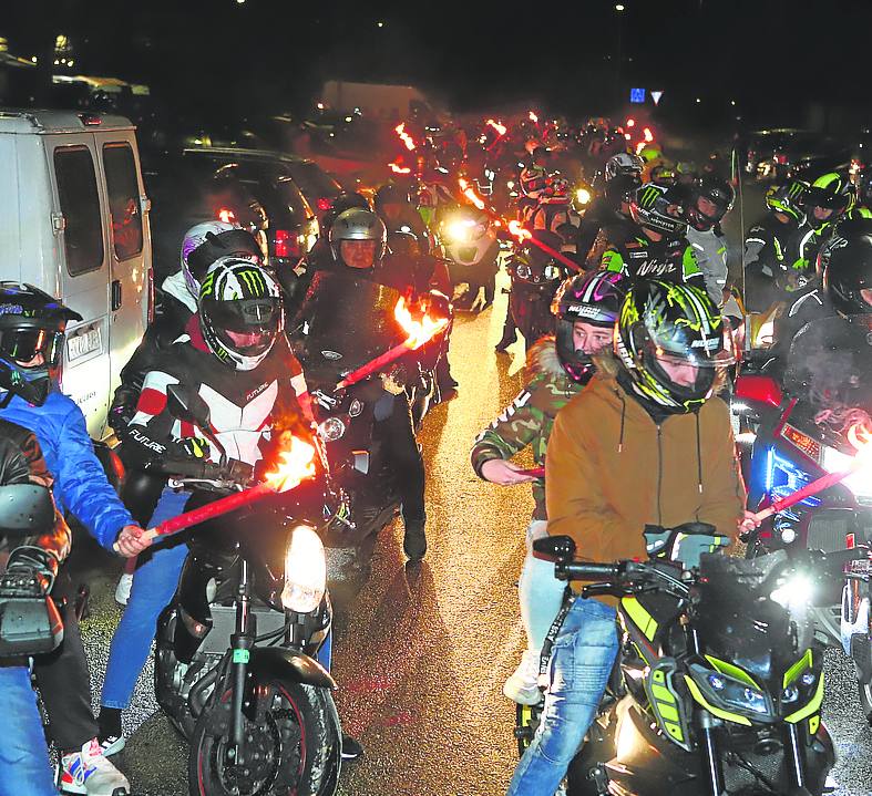 La marcha de antorchas sirvió para recordar a los motoristas fallecidos.