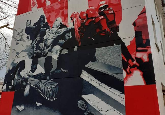 Mural que recrea una de las cargas de la Ertzaintza contra los okupas que trataron de impedir que les cortaran el suministro eléctrico al que se enganchaban ilegalmente.
