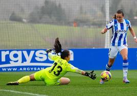 Amaiur Sarriegi ejecuta el regate ante Jana Xin antes de poner el 4-2 en el marcador.