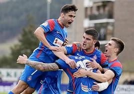 Los azules festejan con rabia el tanto de Eneko Jauregi.