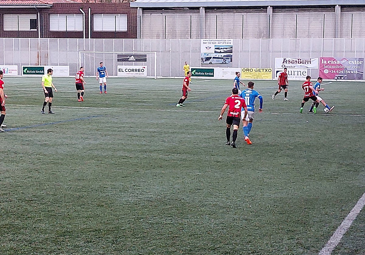 Escobar presiona la salida de un defensa local, mientras Bravo vigila en corto a Cota.