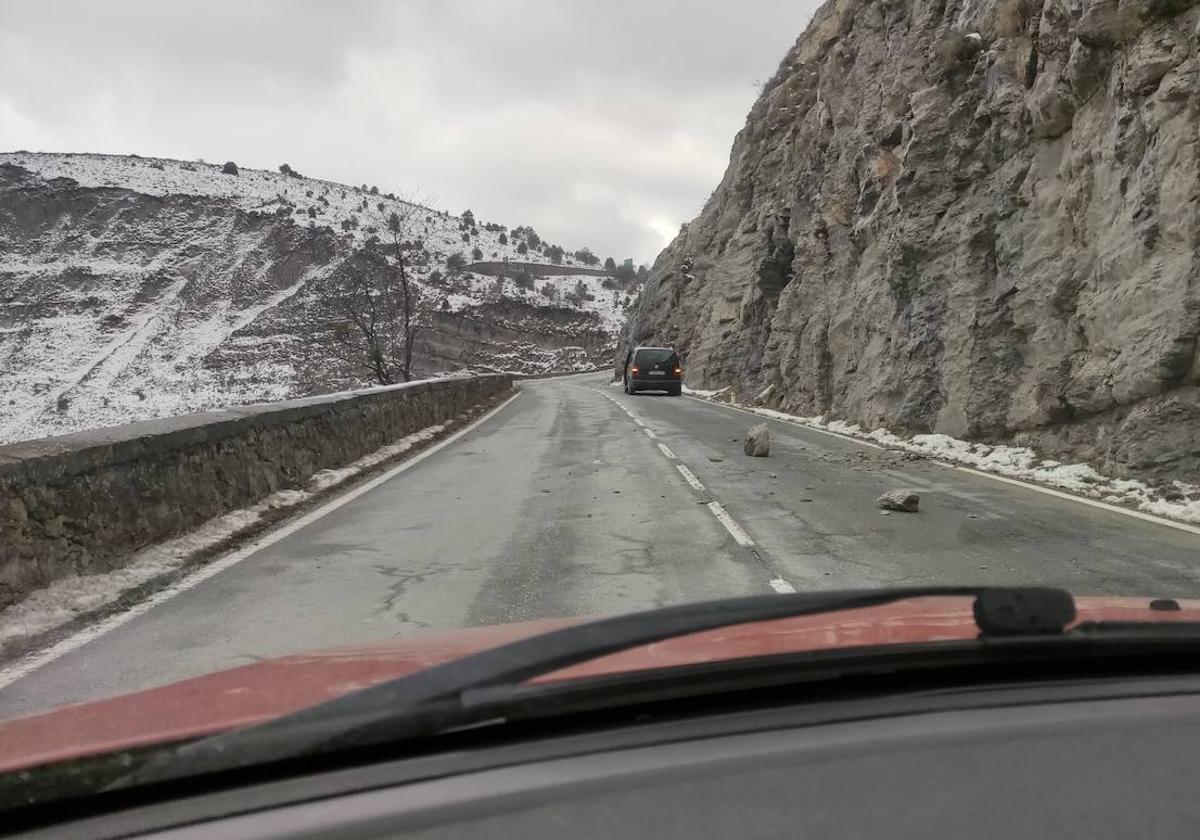 La caída de piedras en este tramo del puerto de Orduña, es frecuente en el invierno, como esta de febrero.