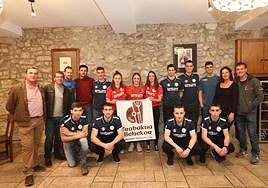 Pelotaris participantes, organizadores y representantes de las empresas de pelota y de diferentes instituciones en la presentación del torneo.