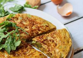 Cómo hacer una tortilla de patata saludable según Inés Basterra ('Hoy comemos sano').