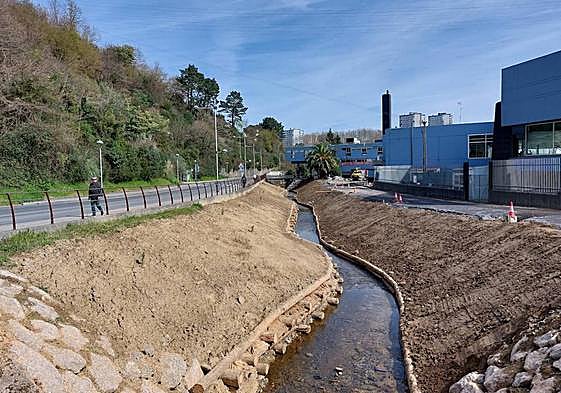 Tramo del Castaños a su paso por el polideporitvo de Gorostiza, sin la canalización de hormigón.