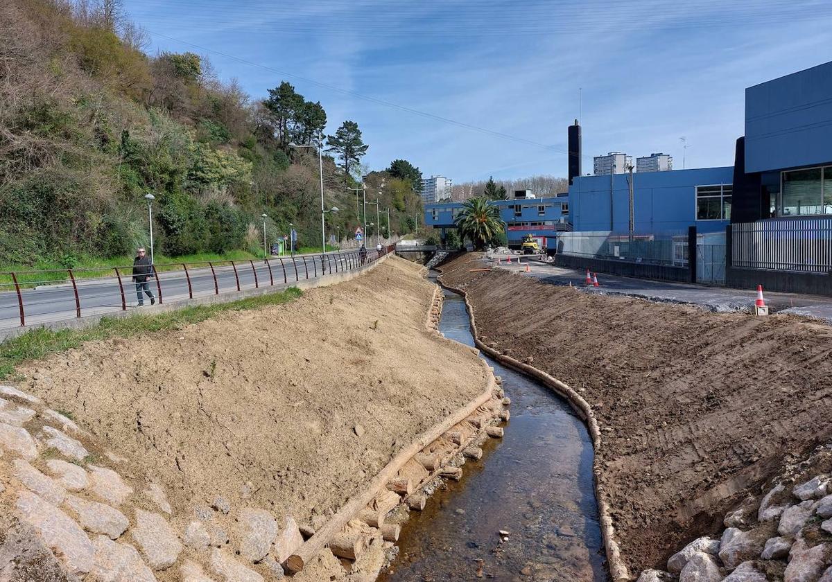 Tramo del Castaños a su paso por el polideporitvo de Gorostiza, sin la canalización de hormigón.