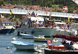 Una edición de la procesión marítima de la virgen del Carmen en Plentzia.