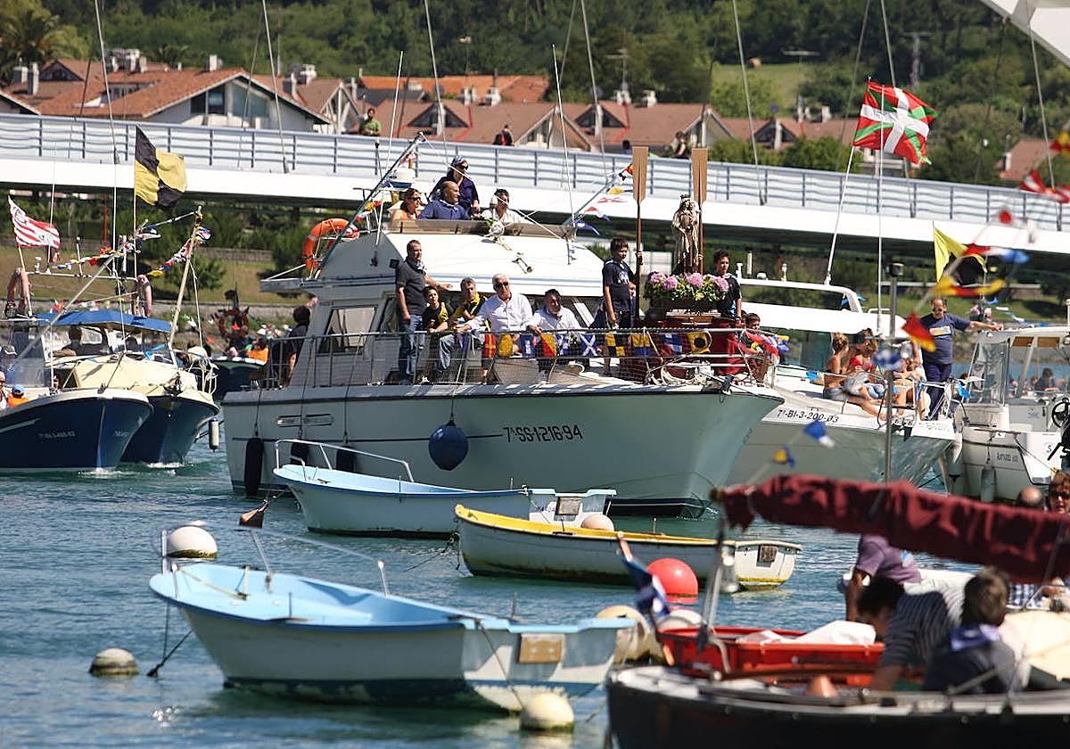 Una edición de la procesión marítima de la virgen del Carmen en Plentzia.