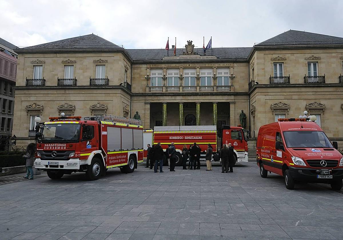 Vehículos del servicio foral de bomberos en la plaza de la Provincia.