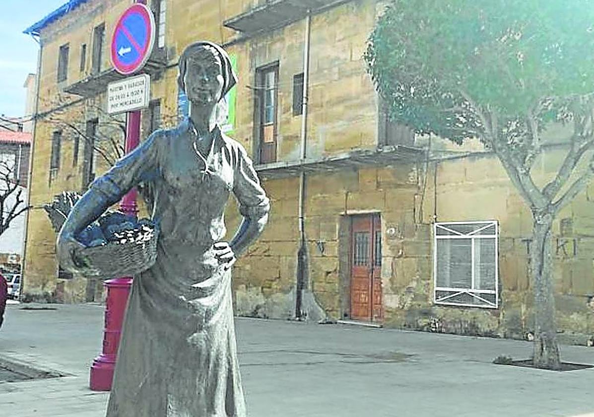 Escultura de La Hortelana, delante del edificio que albergará el centro.