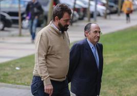 Koldo Otxandiano (izquierda) llega al Palacio de Justicia de Vitoria durante el juicio, en 2018.