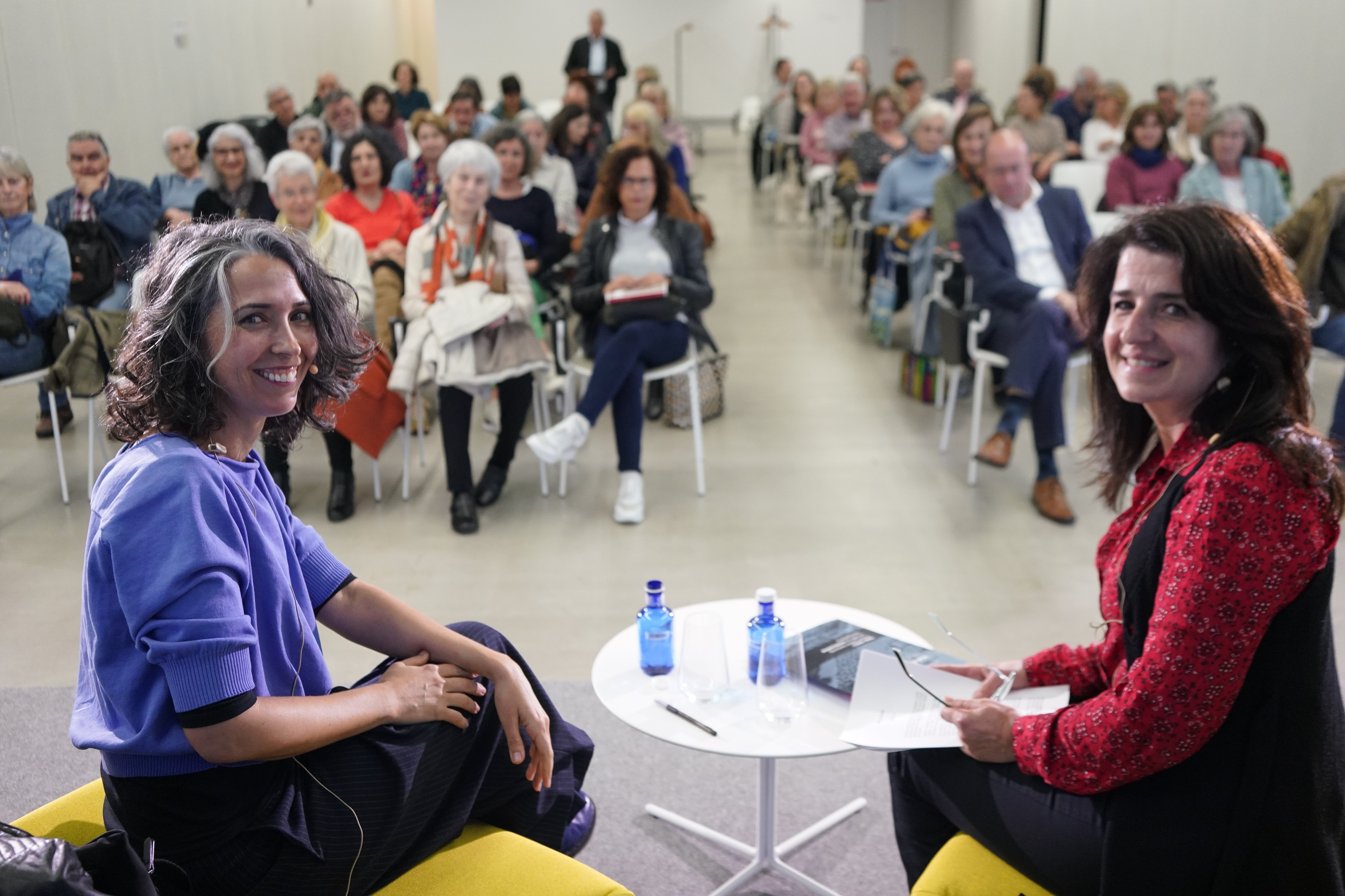 Edurne Portela y Aintzane Ezenarro, directora de Gogora, Instituto de la Memoria, la Convivencia y los Derechos Humanos.