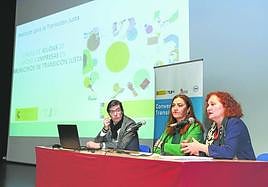 La delegada del Gobierno, Virginia Barcones, entre César López, agente del territorio del ITJ y la directora del instituto, Laura Martín.