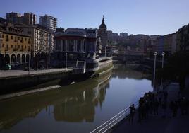 Rescatan a una mujer con hipotermia en la ría de Bilbao