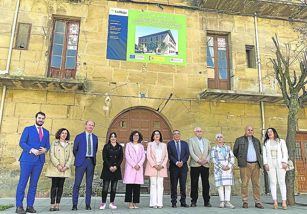 Autoridades y arquitectos en la puerta del antiguo edificio de Cruz Roja.