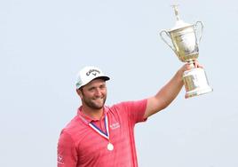 Jon Rahm levanta el US Open de 2021 en San Diego, California.