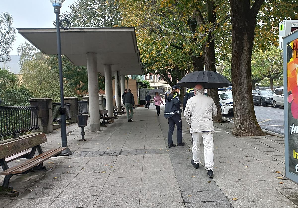 Vecinos transitan por una de las calles más céntricas de Basauri.