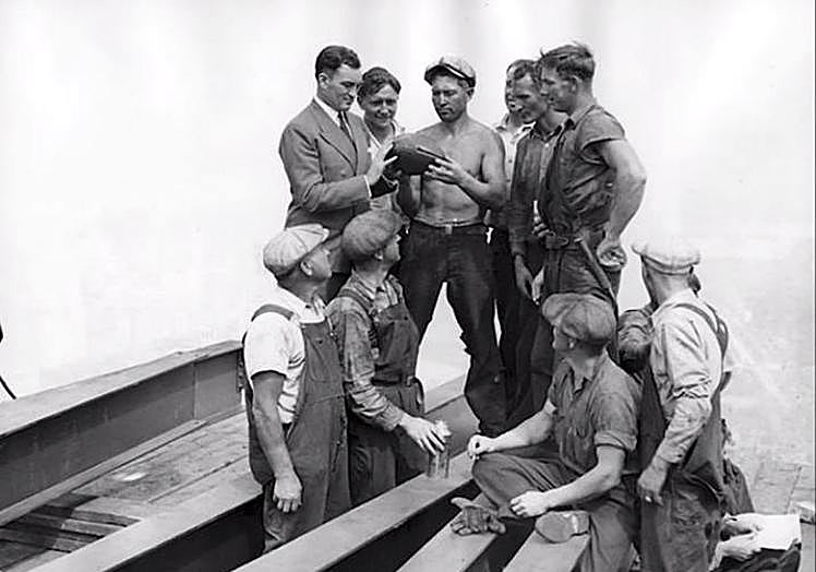 El primer obrero por la derecha en la fila superior es el segundo por la izquierda en la famosa foto de la viga.