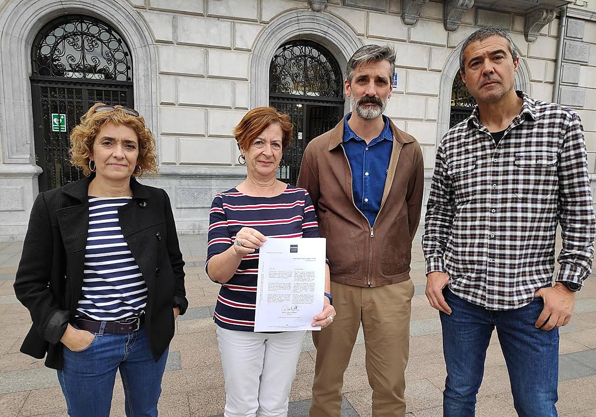 Los concejales de EH Bildu muestran la resolución del Ararteko ante el Ayuntamiento de Santurtzi.