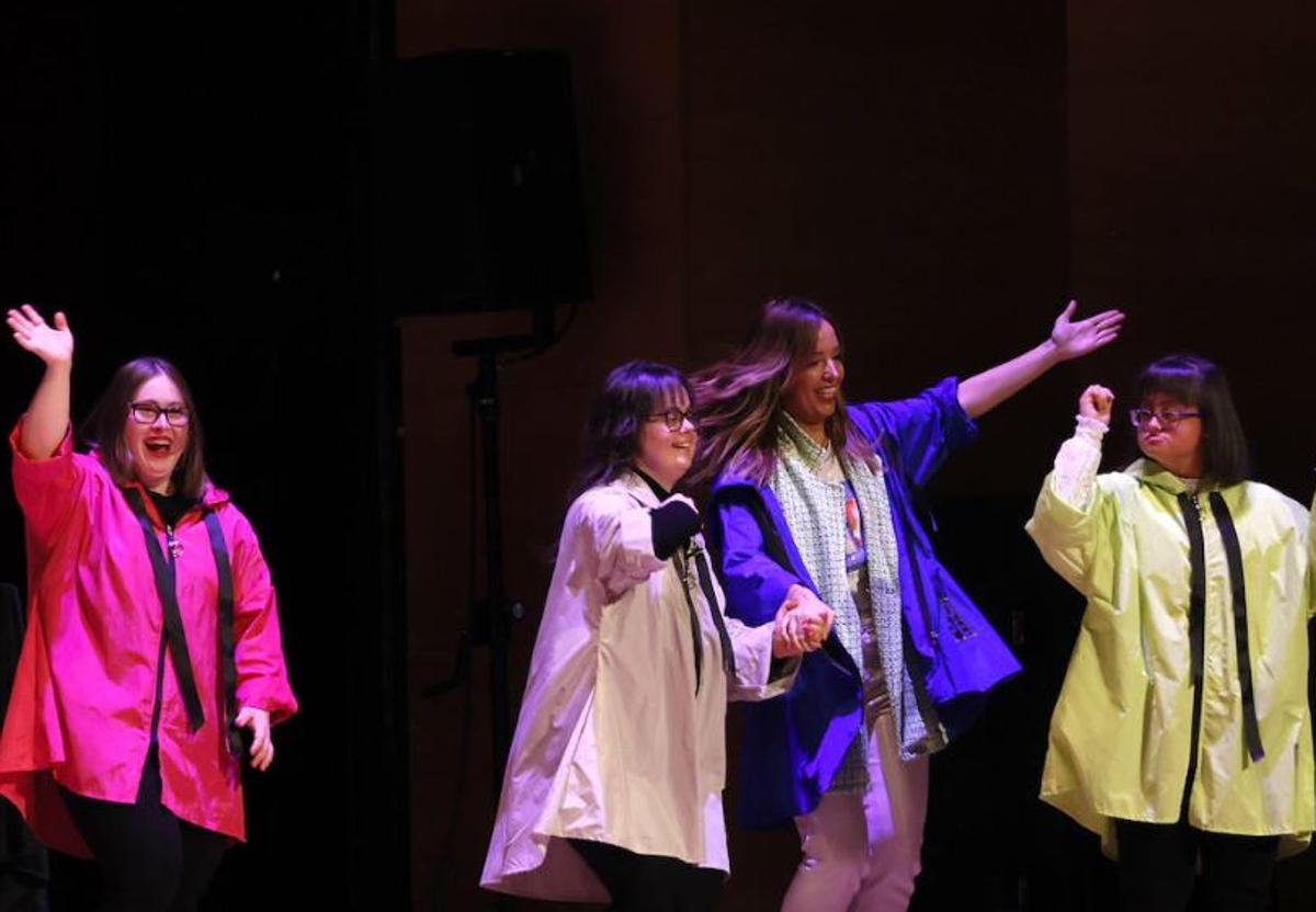 En el escenario del Palacio Euskalduna, con Ainara (de fuscia), Nagore (de beige) e Iratxe (de verde).