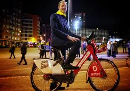 El director del Tour de Francia posa para EL CORREO el pasado miércoles en la explanada de San Mamés.