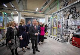 Visita del lehendakari Ukullu a la fábrica experimental de Gestamp en Amorebieta.