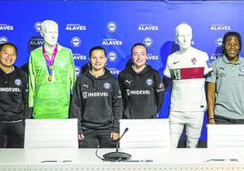 Jana Xin Henseler, Esther Laborde, Ornella Vignola, Osinachi Ohale y Fátima Pinto posan en la sala de prensa de Mendizorroza.