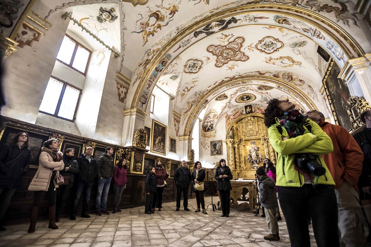 Turistas admiran el monasterio de Yuso en San Millán de la Cogolla.