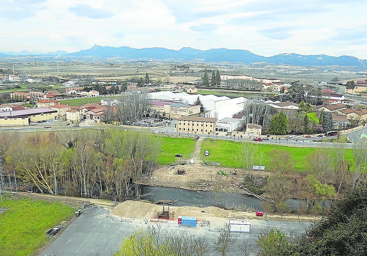 Vista de las obras desde el mirador de la Atalaya ayer, con el Barrio de la Estación al fondo.