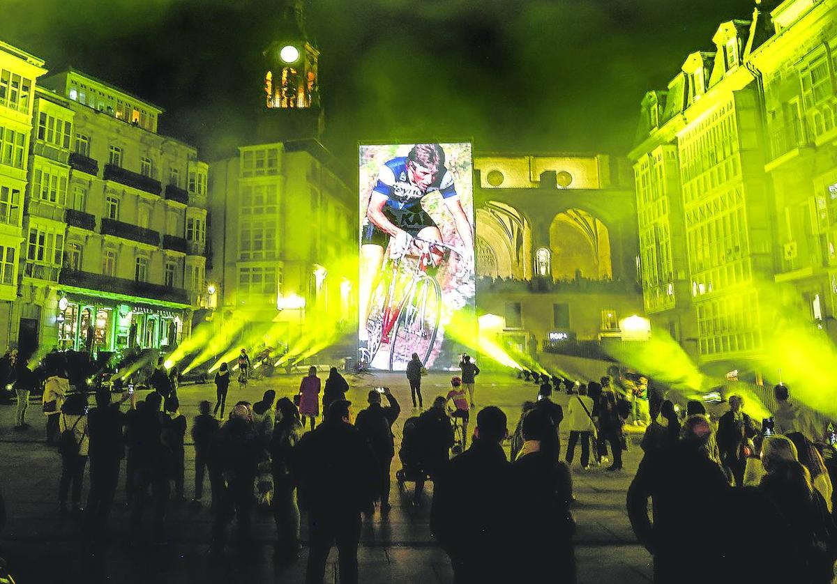 La plaza de la Virgen Blanca se iluminó al anochecer de amarillo, el color del Tour, durante la cuenta atrás de la etapa con salida de Vitoria el 2 de julio de 2023.