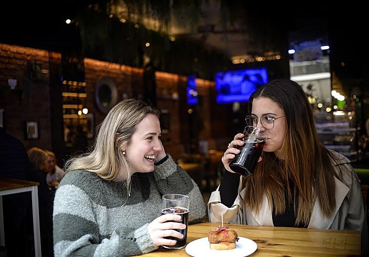 Garbaizar, a la derecha, una joven de Vitoria, toma un kalimotxo junto a una amiga en el Bil Ko de Iparraguirre