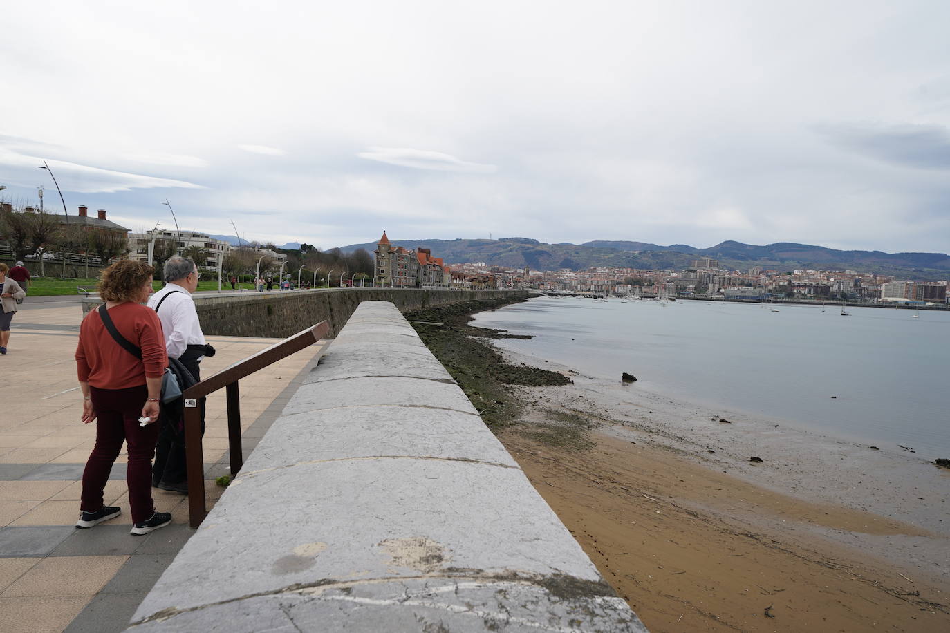 Dos vecinos de Getxo en el paseo que lleva hasta al Club Marítimo. MANU CECILIO