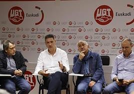 Las divergencias sobre el candidato a relevar a Iñaki Andrés, en el centro de la imagen junto a Pepe Álvarez, han provocado la dimisión en bloque.