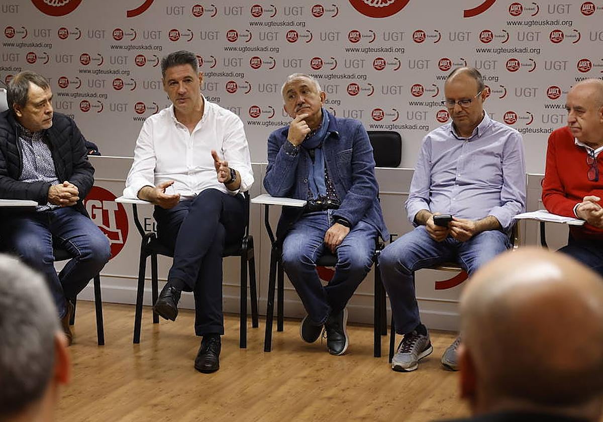 Las divergencias sobre el candidato a relevar a Iñaki Andrés, en el centro de la imagen junto a Pepe Álvarez, han provocado la dimisión en bloque.