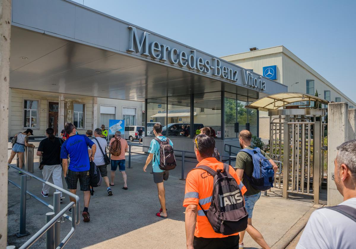 Trabajadores de Mercedes Vitoria en el acceso a la fábrica