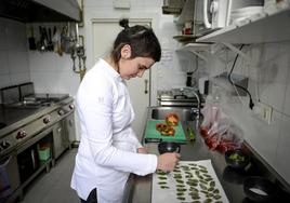 Uxue Landa, en la cocina del establecimiento.