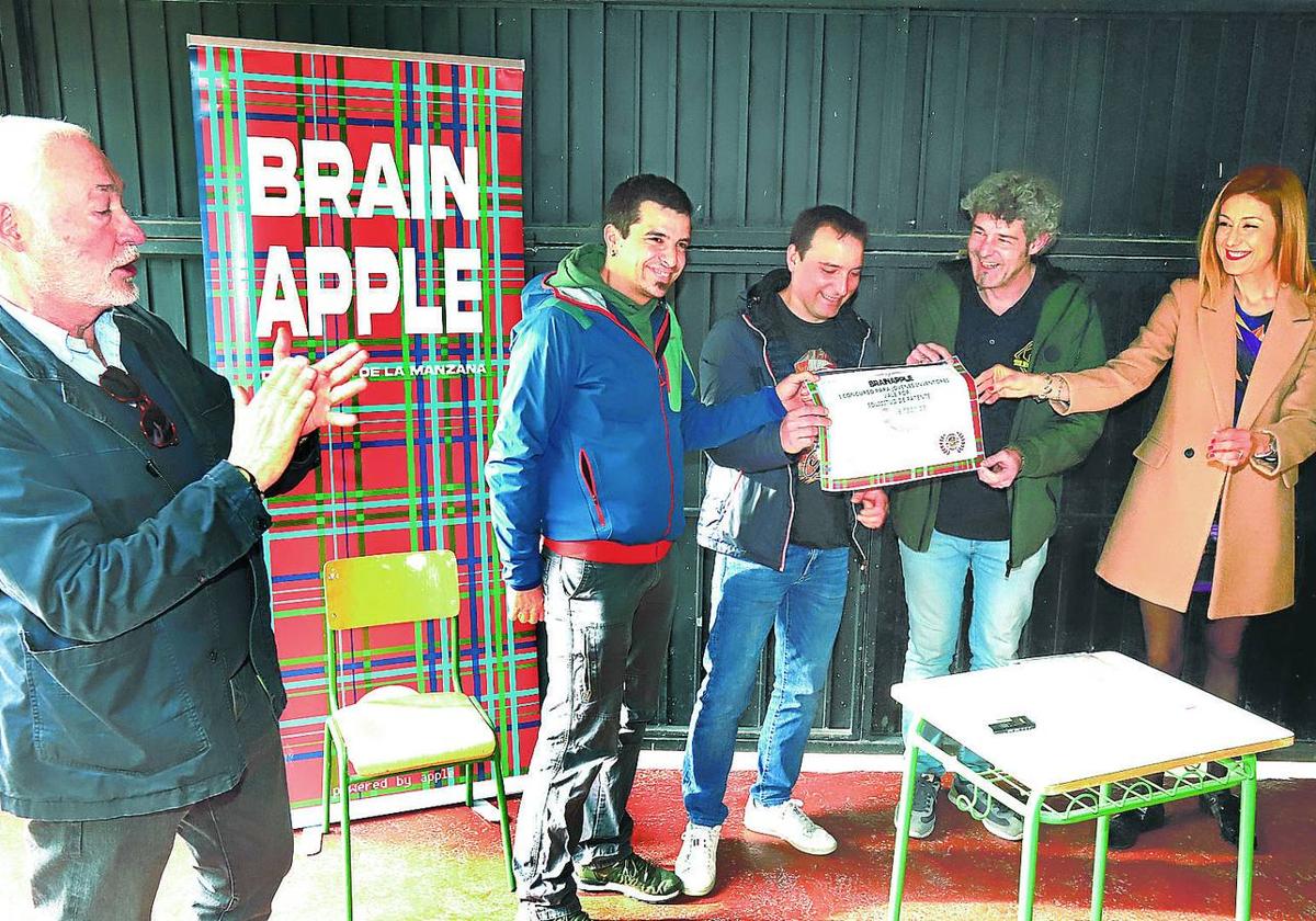 Sergio Ulibarri, Leandro Gómez y Gustavo García recibieron ayer el premio por su innovador invento.
