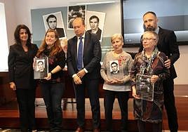 Aintzane Ezenarro, José Antonio Rodríguez Ranz y Denis Itxaso han entregado los recuerdos a los famiiares de los tres gallegos asesinados por ETA.